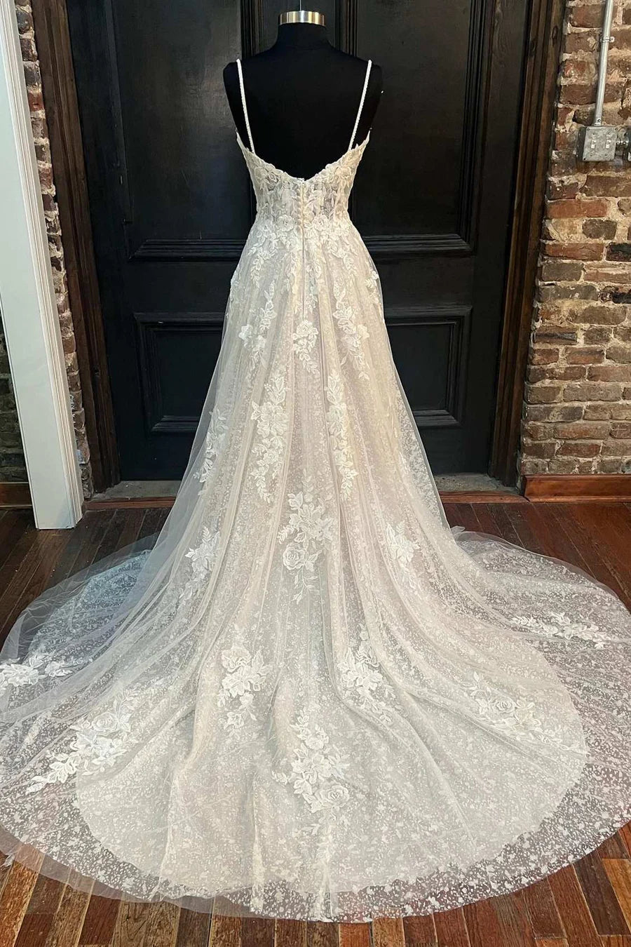 Vestido de novia largo de corte A con tirantes de corazón y encaje floral